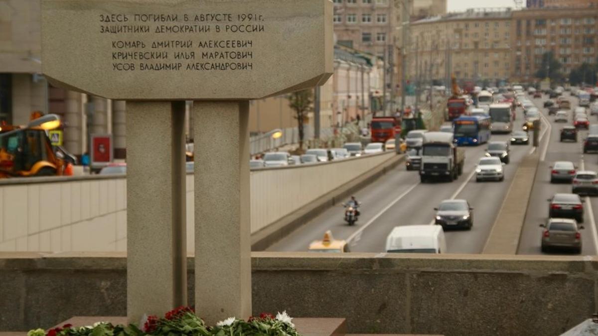 Monumento en Moscú en recuerdo de las tres personas muertas durante la intentona golpista contra Gorvachov.