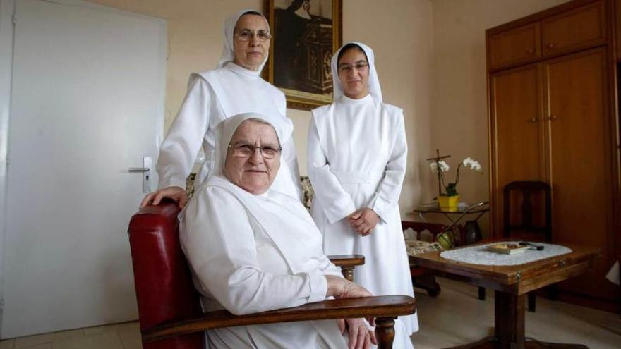 Sentada, sor María Josefa; de pie, por la izquierda, sor Magdalena y sor Rosalí, en la casa de la congregación en el Hospital de Avilés.