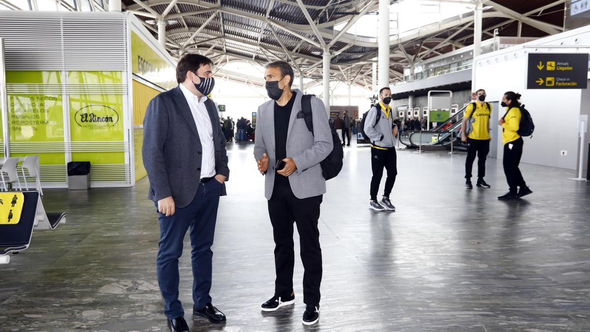 Reynaldo Benito dialoga con Luis Casimiro en el aeropuerto