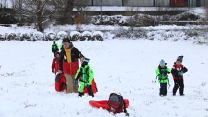 Varios niños juegan con la nieve en Esterri dÀneu (Pallars Sobirà, Lleida).