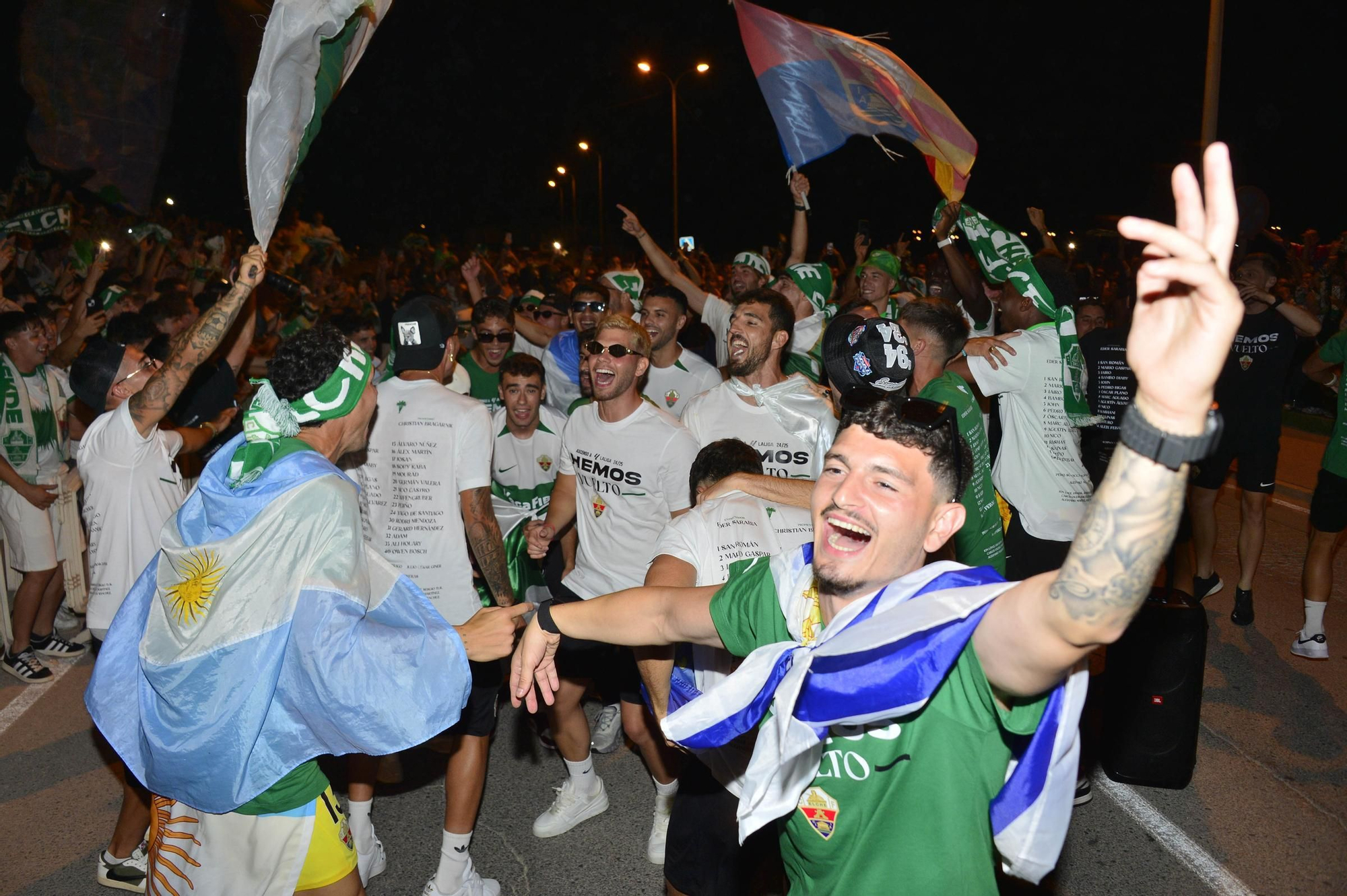 La afición del Elche recibe a los héroes del ascenso a su llegada al Martínez Valero