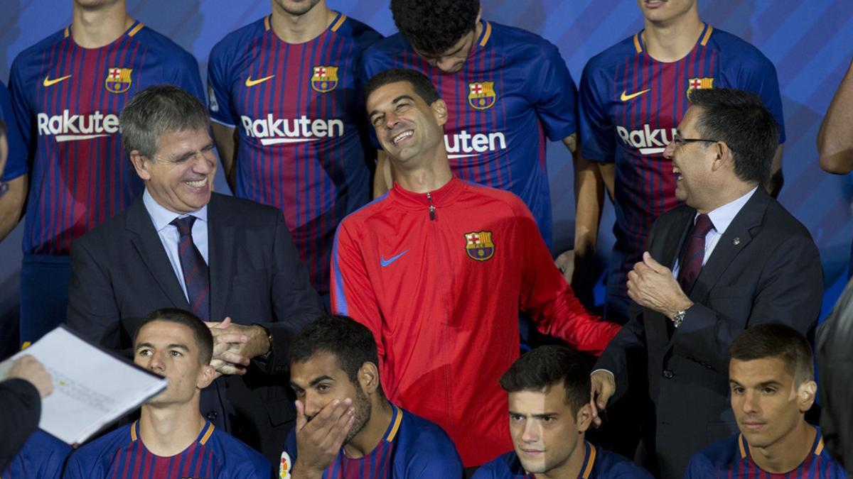 Gerard López, entrenador del Barça B, bromea con Josep Maria bartomeu, el president el Barça