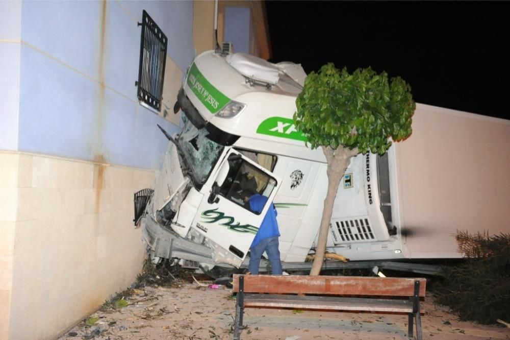 Un tráiler se estrella contra una casa en Librilla