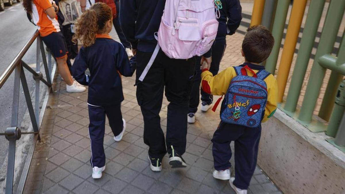 Un padre lleva a sus hijos al colegio este martes tras el apagón.