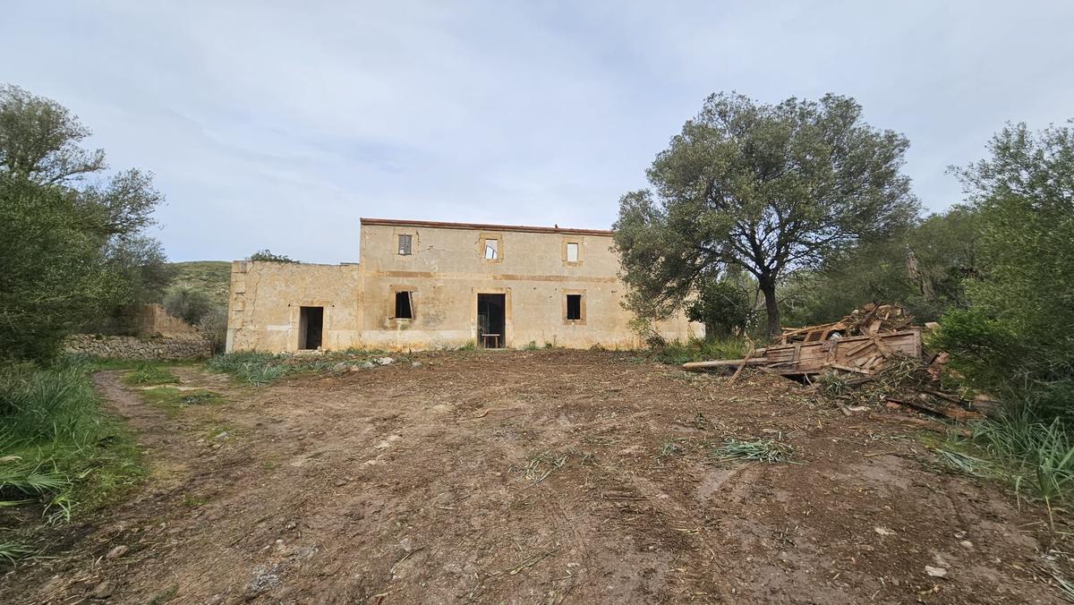 Las obras también han alterado el entorno de esta antigua casa, hoy en ruinas.