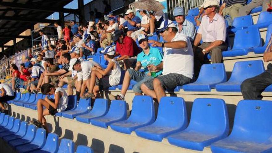 Varias zonas del campo de El Collao mantienen asientos libres, pese al ascenso del Alcoyano a Segunda División.