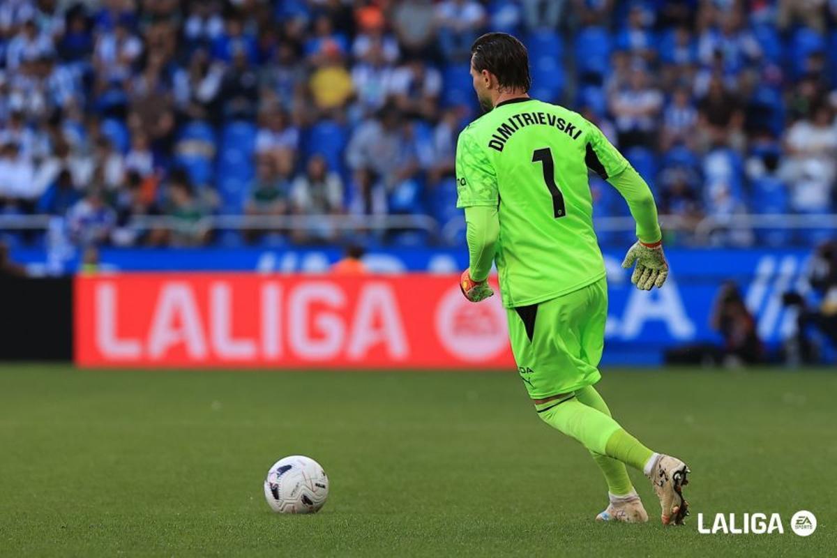 Dimitrievski durante el Deportivo - Valencia CF en Riazor