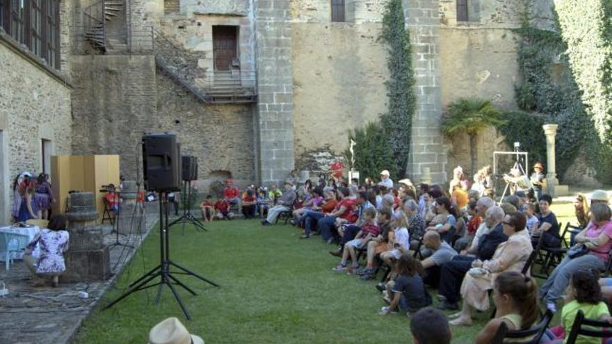 Decenas de personas siguen con interés la representación teatral de los niños en el convento de Alcañices.