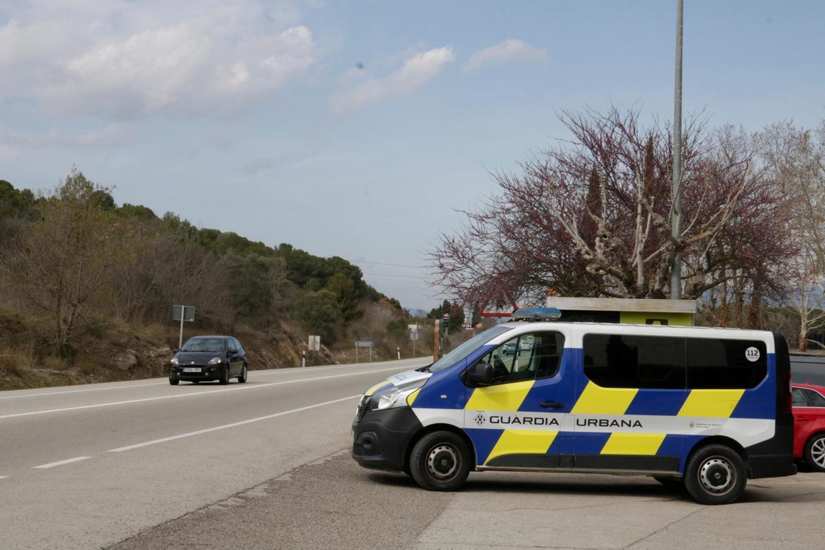 Un vehicle de la Guàrdia Urbana en un dels punts on es posaran les càmeres.