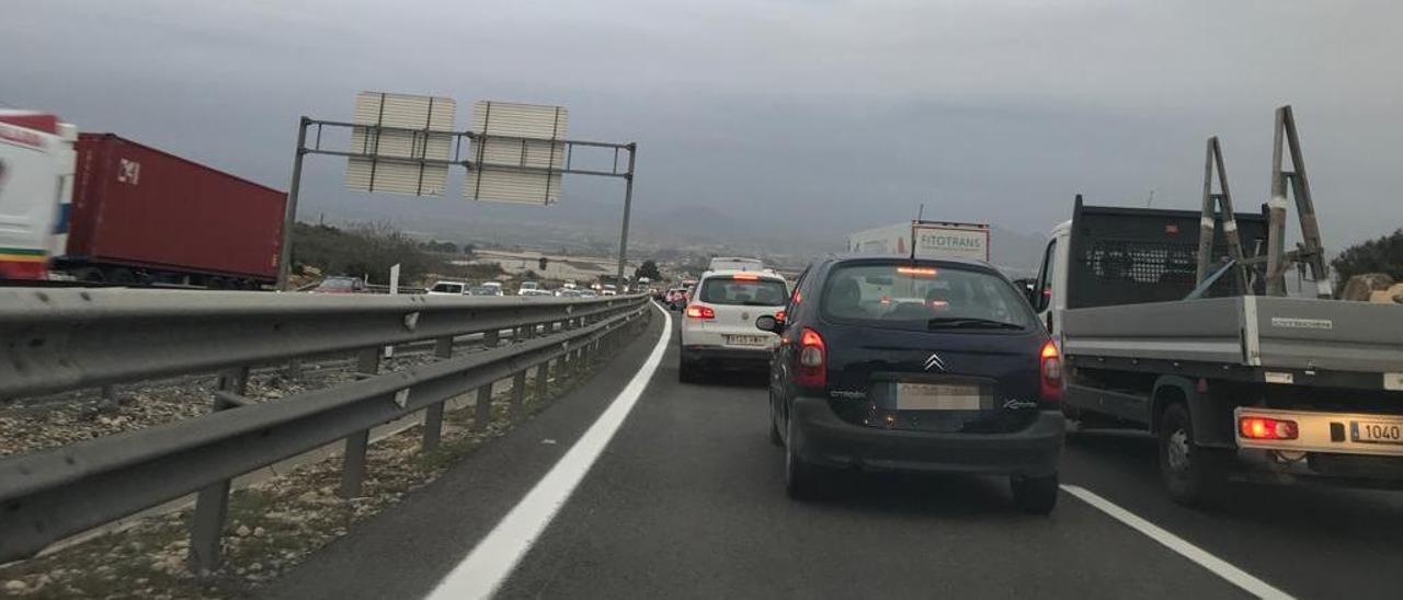 Las colas de esta mañana en la bajada del Portichol en Monforte del Cid dirección Alicante-Madrid.