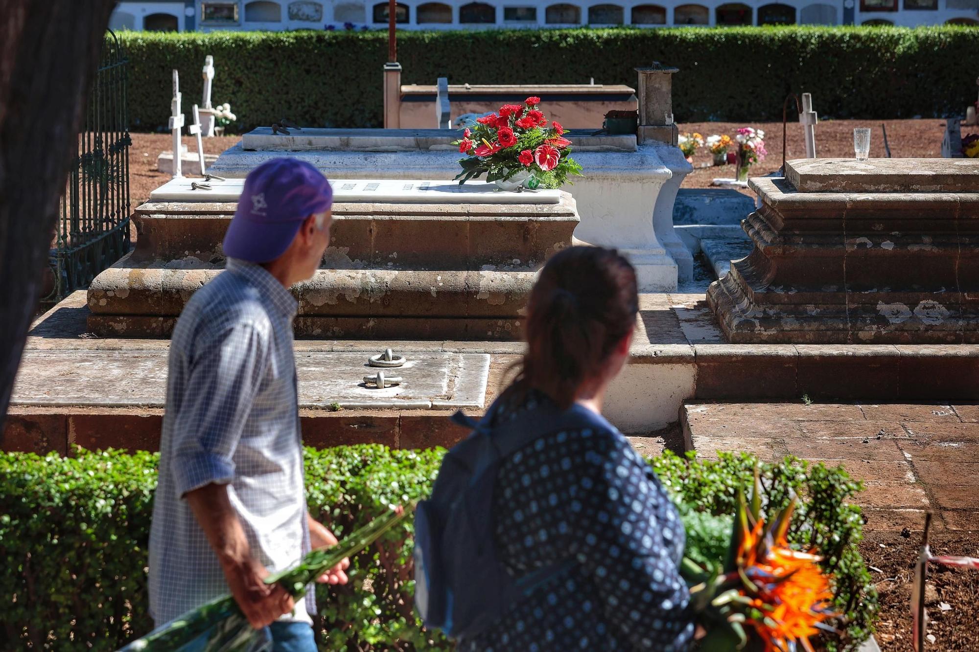 Día de Todos los Santos en el cementerio de San Juan, en La Laguna