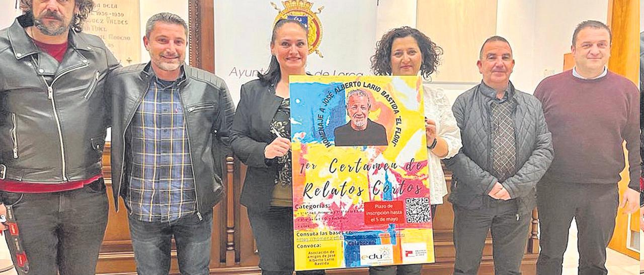 La edil de Educación (c) y los amigos de Lario durante la presentación del certamen.