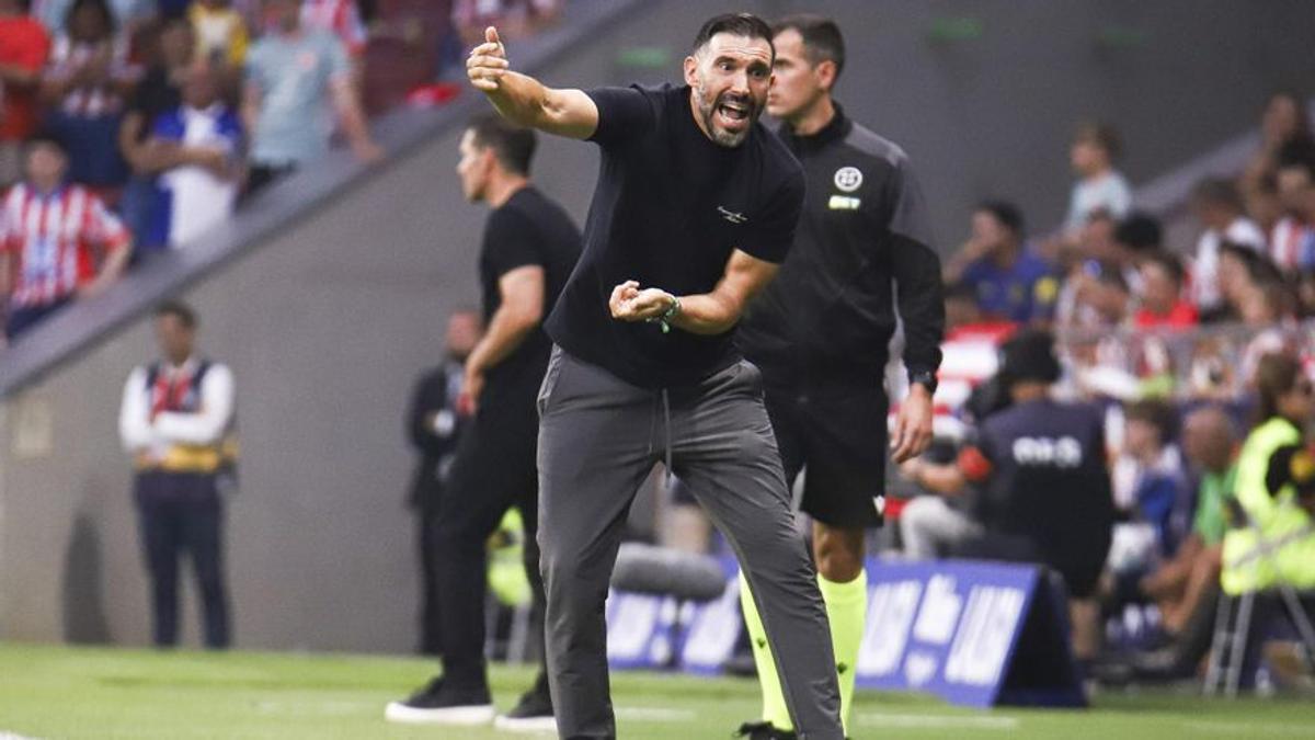 Eder Sarabia da indicaciones a sus futbolistas desde la zona técnica.