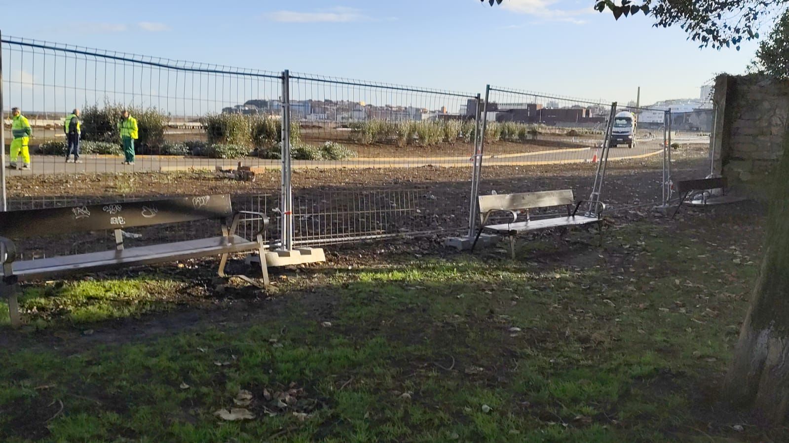 El paseo de Naval Azul completa su trazado peatonal y luce ya casi listo, solo pendiente de mobiliario: así avanza una obra clave para Gijón (en imágenes)