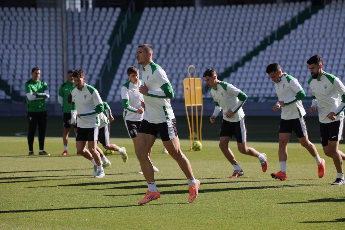 Adri Fuentes, junto a Jacobo, Dani Requena, Bri y Sintes, corren durante el entrenamiento del Córdoba CF, este jueves, en El Arcángel.