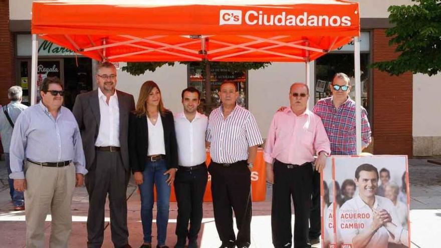 Los candidatos de Ciudadanos junto a Pablo Yáñez.