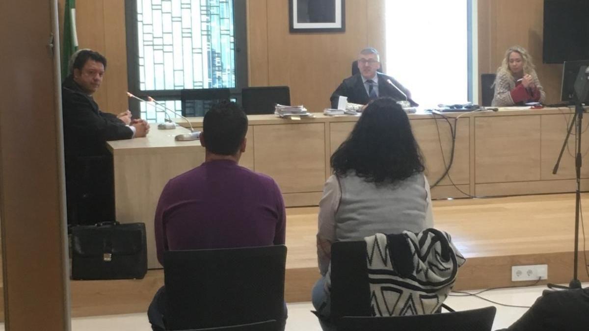 Suspendido el juicio al acusado de maltratar al hijo de su pareja, que supuestamente lo permitió