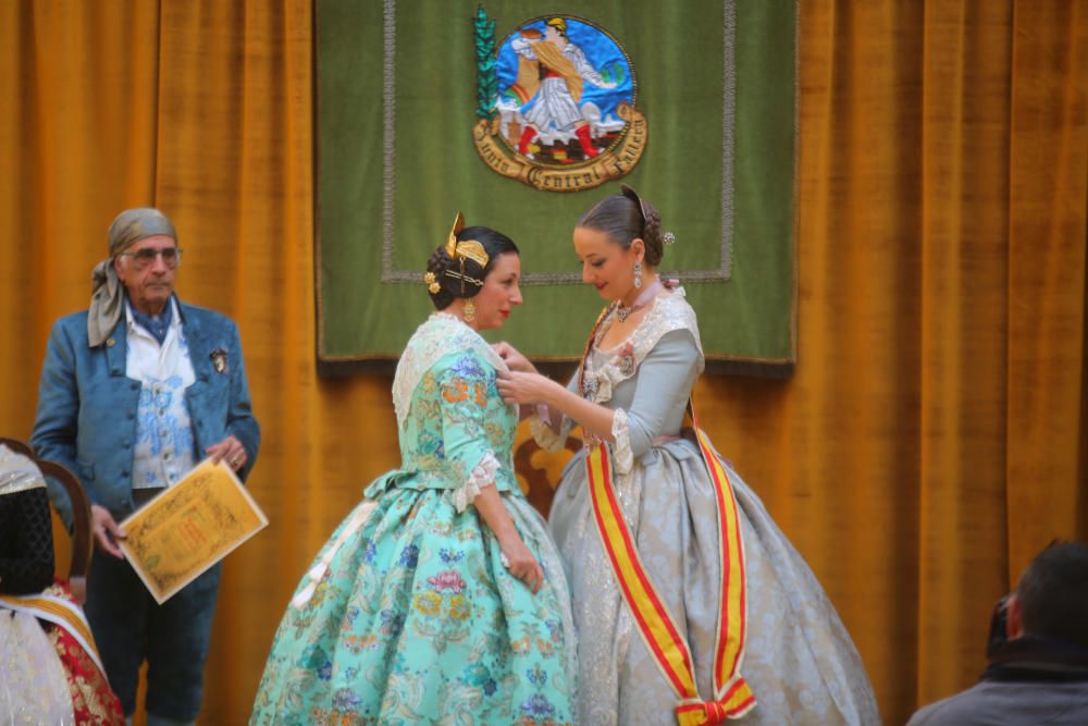 Intercambio de fotos con la fallera mayor e imposición de bunyols d'or