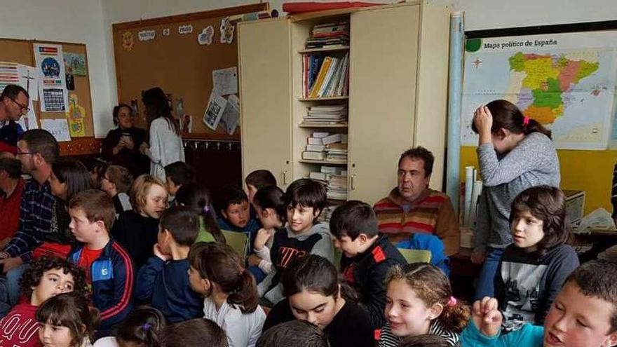Un grupo de escolares, en un aula del colegio de Boal, en una imagen de archivo.