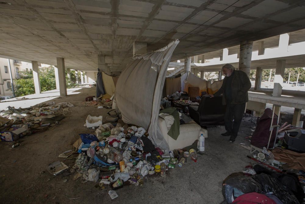 Sin techo viven en la estructura de un edificio