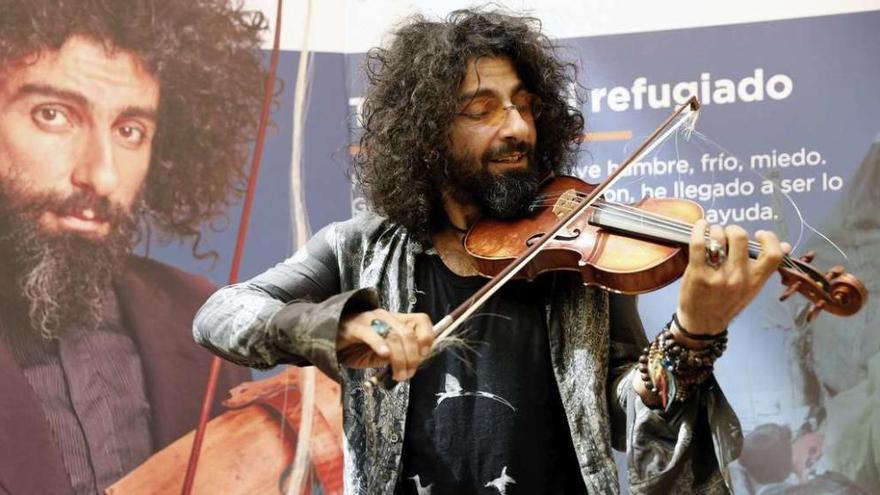 Ara Malikian, ayer, durante la presentación de la campaña solidaria con los refugiados sirios &quot;15 con los refugiados&quot;. // Juan Carlos Cárdenas