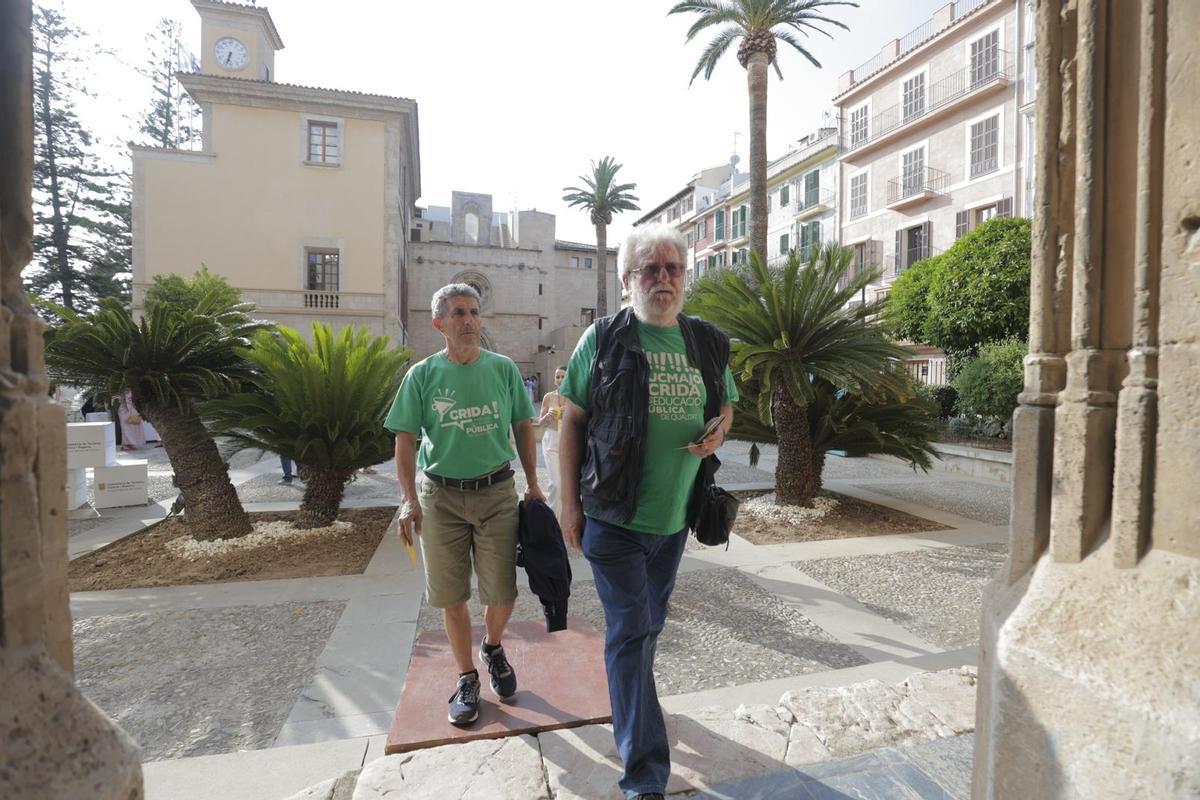 Camisetas verdes se plantan en un acto de Prohens para protestar contra el acuerdo entre PP y Vox