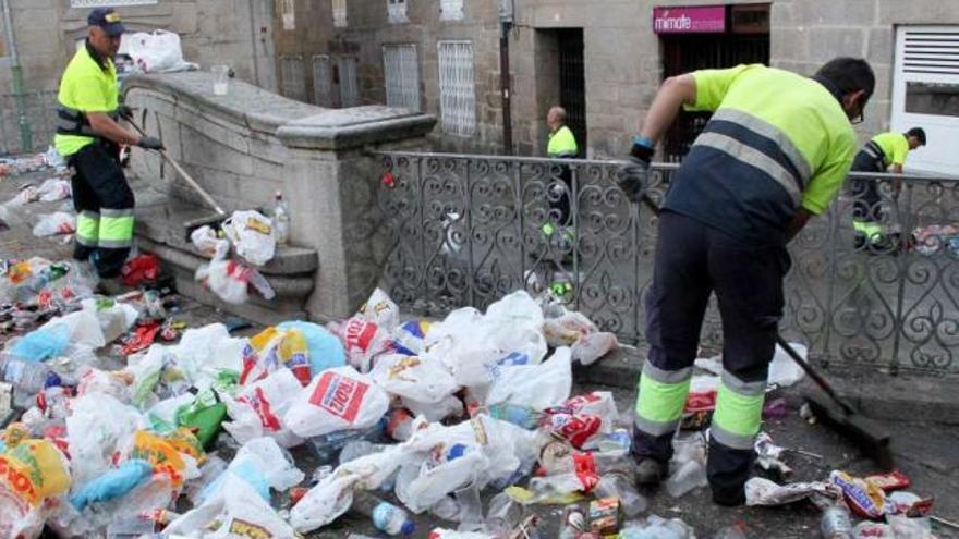 Operarios de Cespa recogen la basura en el Teucro a primera hora de la mañana.  // Santos Álvarez
