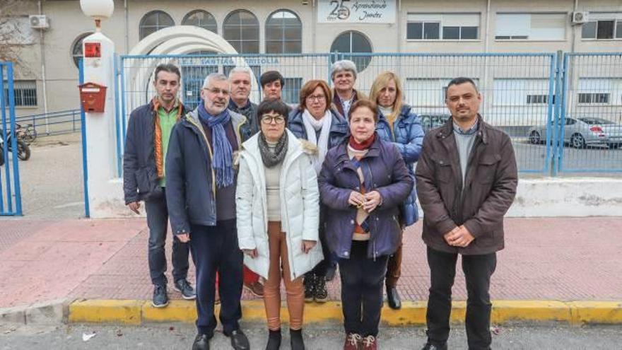 Algunos profesores que integran la Plataforma de Docentes por la Libertad Lingüística posan a las puertas del IES Santiago Grisolía de Callosa.