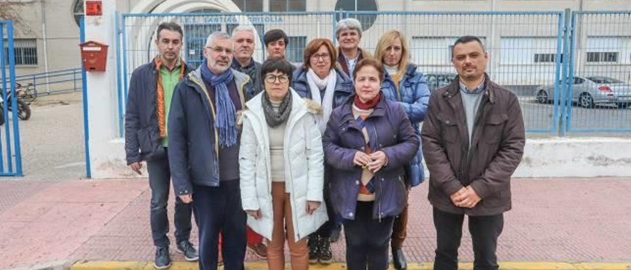 Algunos profesores que integran la Plataforma de Docentes por la Libertad Lingüística posan a las puertas del IES Santiago Grisolía de Callosa.