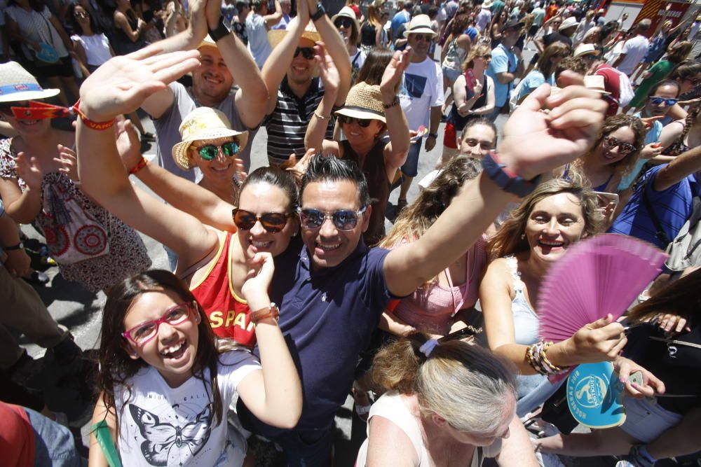 La mascletà de la pirotecnia valenciana Fuegos Artificiales del Mediterráneo hace retumbar la emblemática plaza con un disparo compacto con un potente final terrestre y aéreo