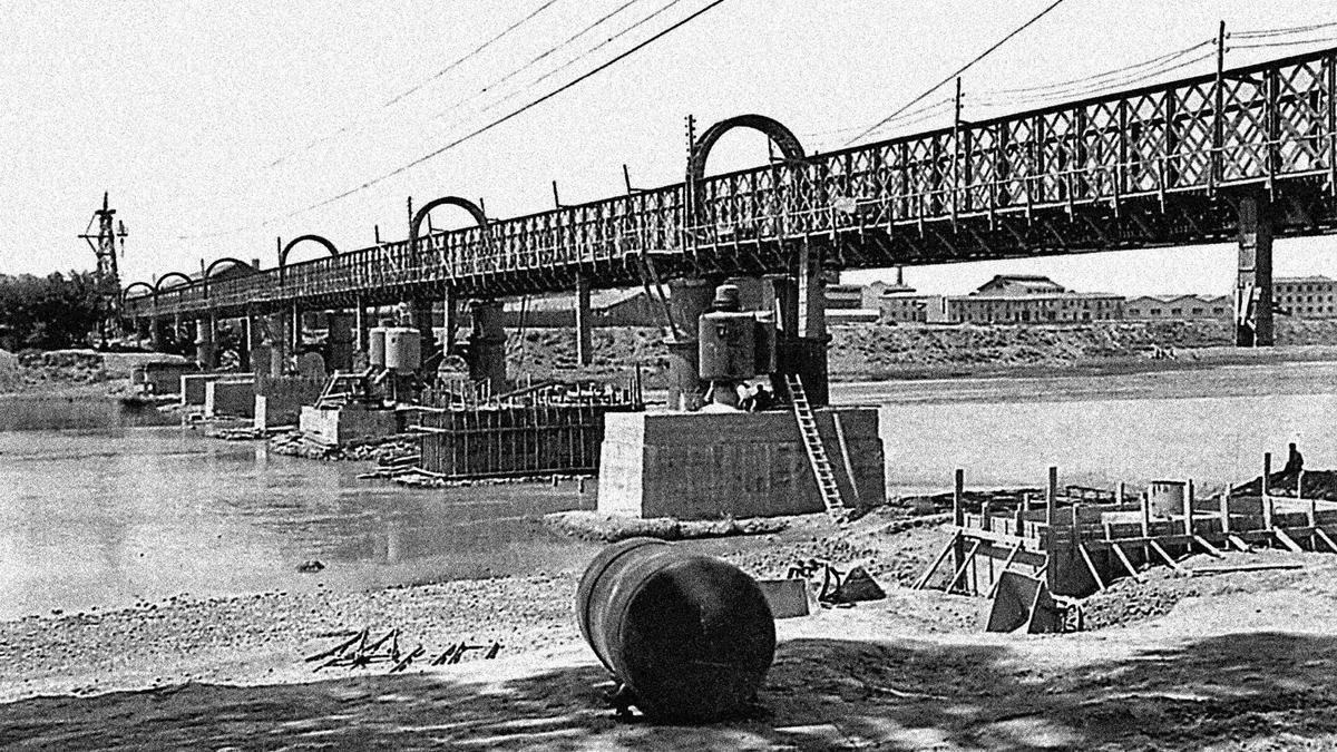 Puente del Ferrocarril durante las obras de recrecimiento de la sustentación, 1947