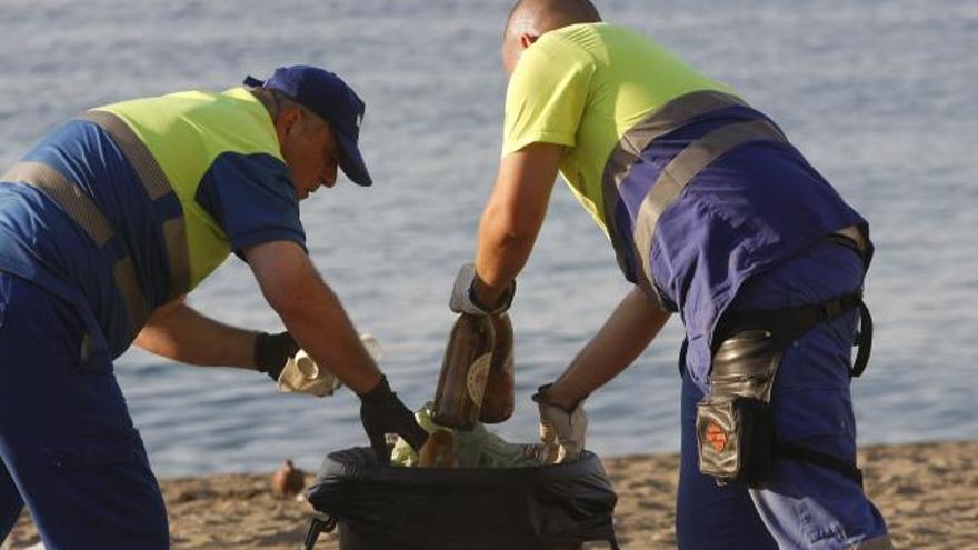 Operarios de Limasa trabajan en la limpieza de playas.