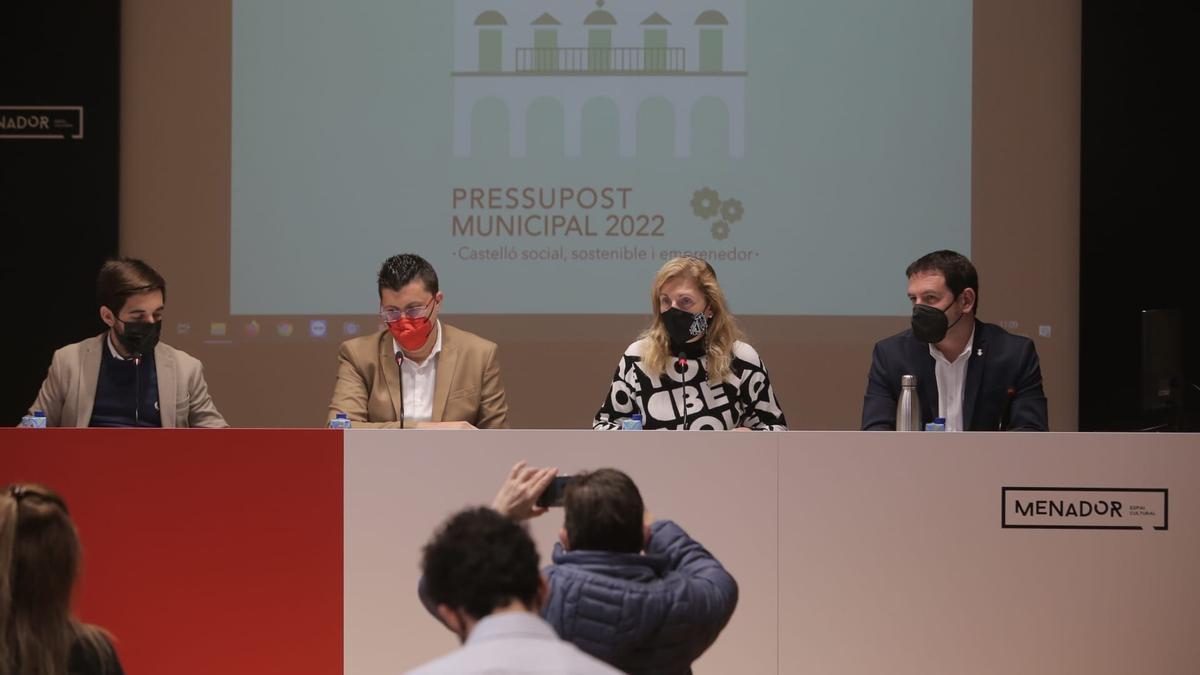 La alcaldesa, con los portavoces de los grupos municipales tras la aprobación del presupuesto 2022 en junta de gobierno esta mañana.