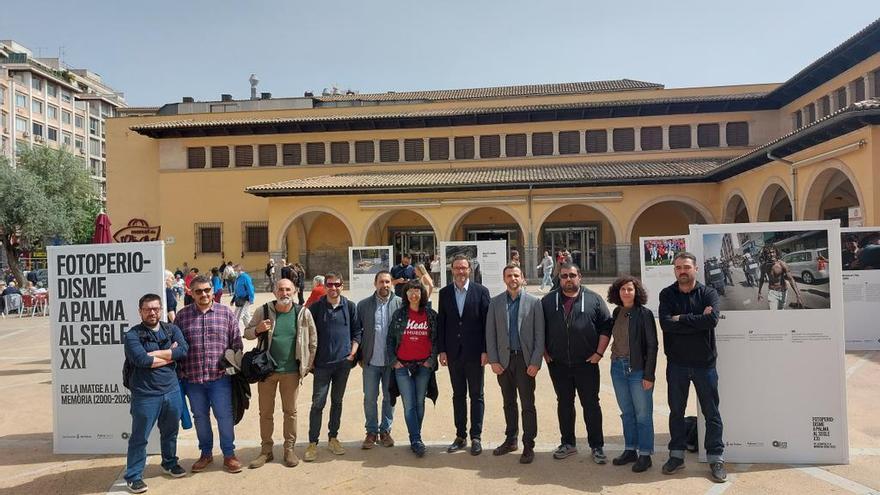 La exposición 'Fotoperiodismo en Palma en el siglo XXI' se exhibe en la plaza de l'Olivar