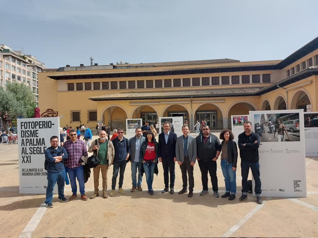 La exposición Fotoperiodismo en Palma en el siglo XXI se exhibie en la plaza de l'Olivar