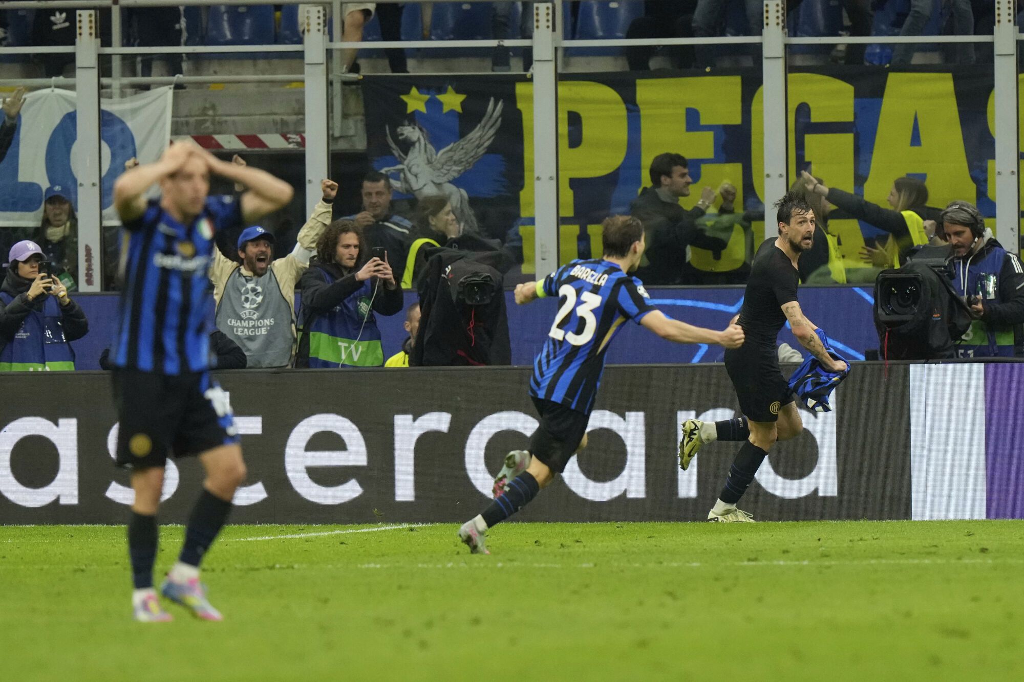 Inter Milan's Francesco Acerbi, right, celebrates after scoring his side's third goal during the Champions League semifinal second leg soccer match between Inter Milan and Barcelona at San Siro stadium in Milan , Italy, Tuesday, May 6, 2025. (AP Photo/Luca Bruno)