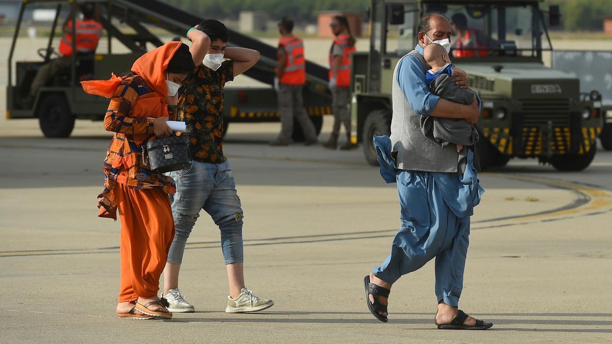 España recibe otro avión con 260 afganos evacuados