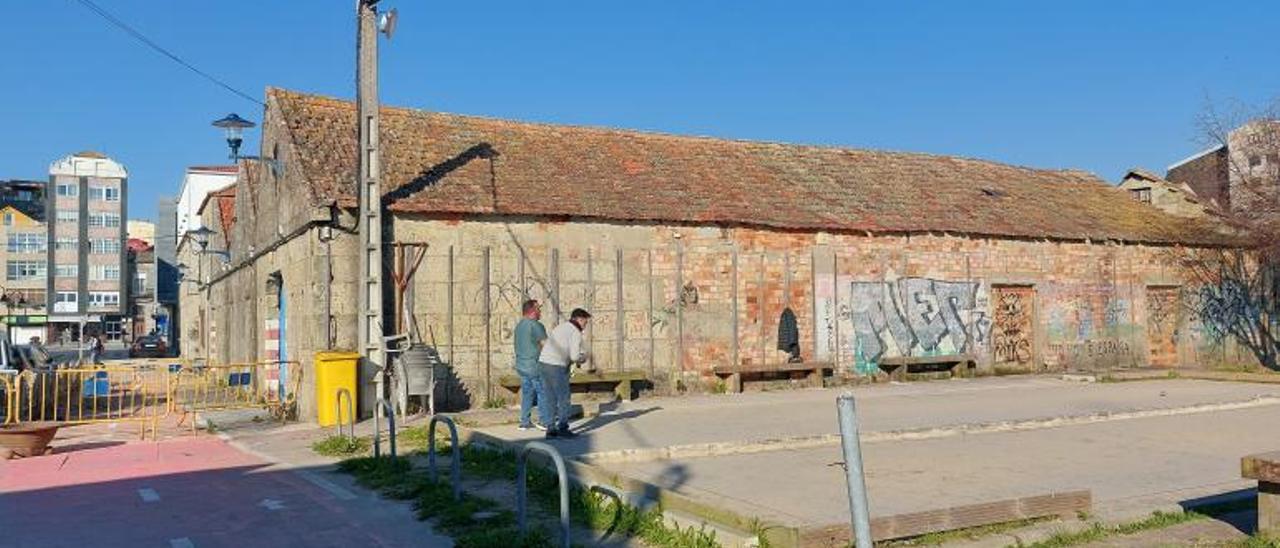 La nave afectada por el derribo de la cubierta esá pegada al campo de petanca. |   //