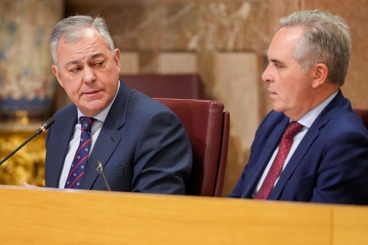 El teniente de alcalde del Ayuntamiento de Sevilla y delegado de Hacienda, Juan Bueno (D) y el alcalde de Sevilla, José Luis Sanz (i) durante el pleno de hoy. A 13 de Febrero de 2025 en Sevilla, Andalucía (España). El Ayuntamiento de Sevilla, gobernado por el popular José Luis Sanz, ha celebrado este jueves un pleno extraordinario y urgente para la aprobación definitiva del proyecto presupuestario municipal de 2025, que se eleva a 1.058 millones de euros. 13 FEBRERO 2025 Francisco J. Olmo / Europa Press 13/02/2025. JOSÉ LUIS SANZ;JUAN BUENO;Francisco J. Olmo;category_code_new