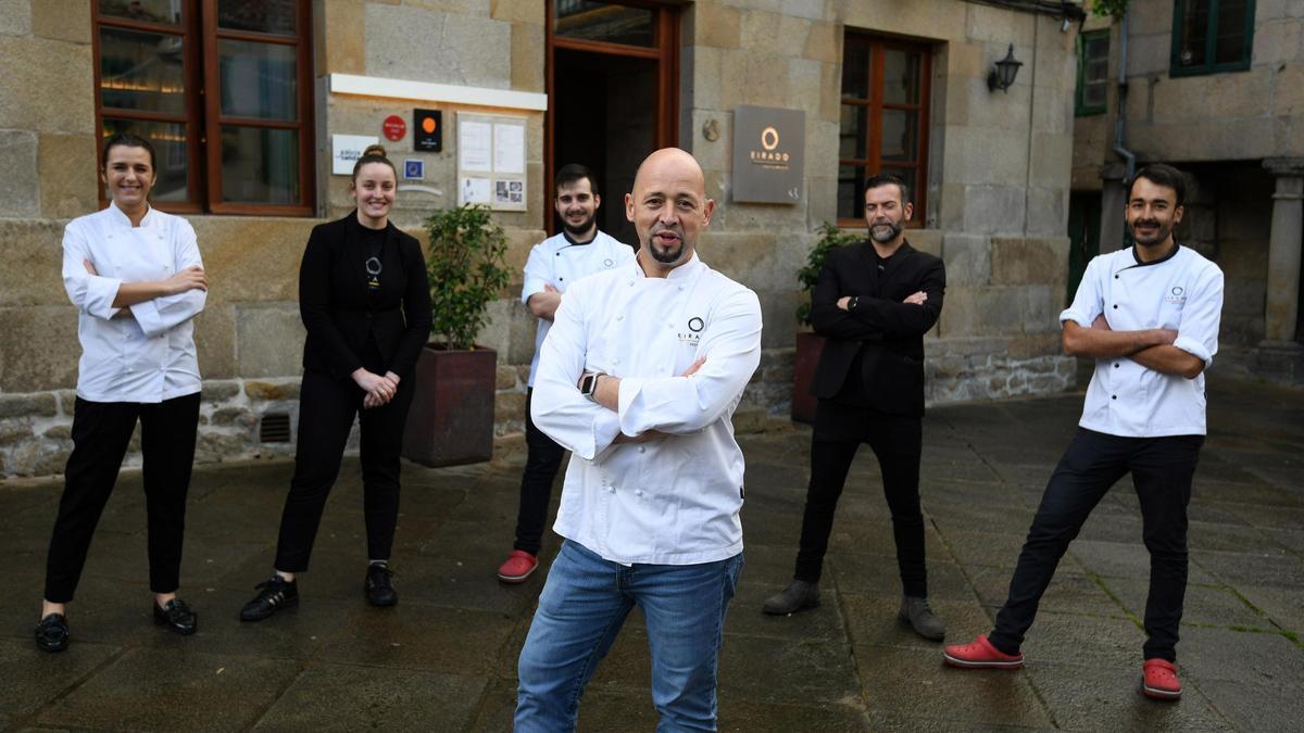 Iñaki Bretal, a la derecha, con su equipo  de cocina y sala en O Eirado, restaurante reconocido con una estrella Michelin.