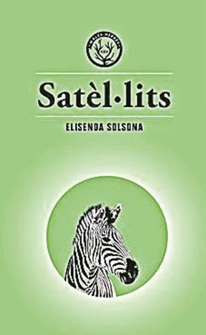 Satèl·lits · Elisenda Solsona · Una nit, sense que res ho hagi fet preveure, la lluna no surt. I sota aquest cel mancat d’un dels seus elements més màgics, hi ha persones que es troben i es retroben, que viuen experiències que fan trontollar les seves relacions. En els vuit contes de l’autora olesana hi ha des d’un nen albí que mira el cel amb el telescopi del seu veí fins a un jove que sopa a casa dels sogres per primer cop.