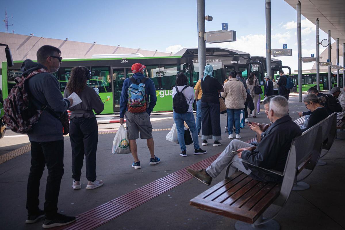 Personas esperando la guagua en el Intercambiador de Transportes de Santa Cruz de Tenerife.