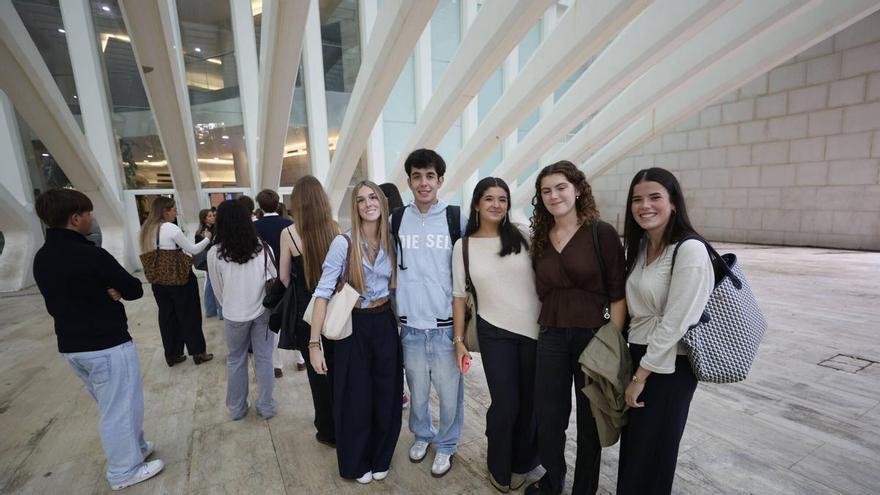 Los alumnos de la Universidad Alfonso X de Oviedo, "alegres" y "nerviosos" en el estreno del centro en el Calatrava: “Estamos encantados de inaugurarlo”