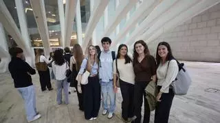 Los alumnos de la Universidad Alfonso X de Oviedo, "alegres" y "nerviosos" en el estreno del centro en el Calatrava: “Estamos encantados de inaugurarlo”