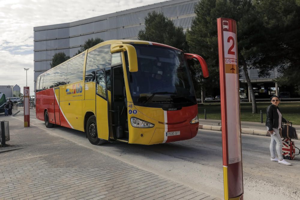 Presentación de los buses interurbanos al aeropuerto