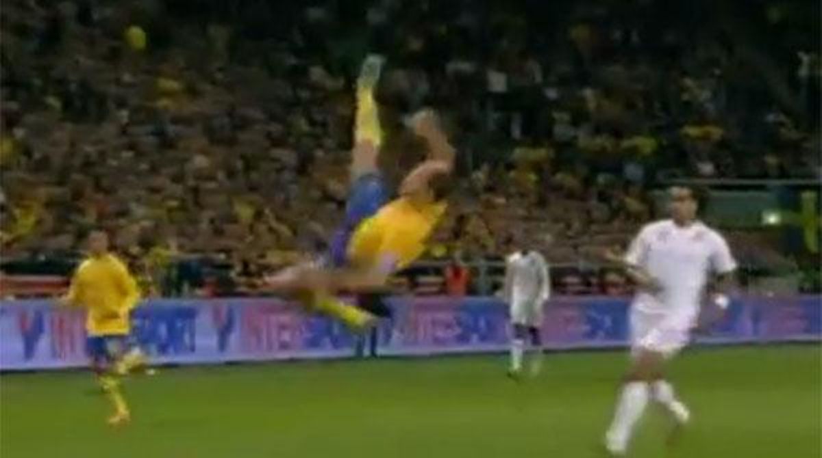 Espectacular gol de Zlatan Ibrahimovic amb la selecció de Suècia, en el partit davant Anglaterra.