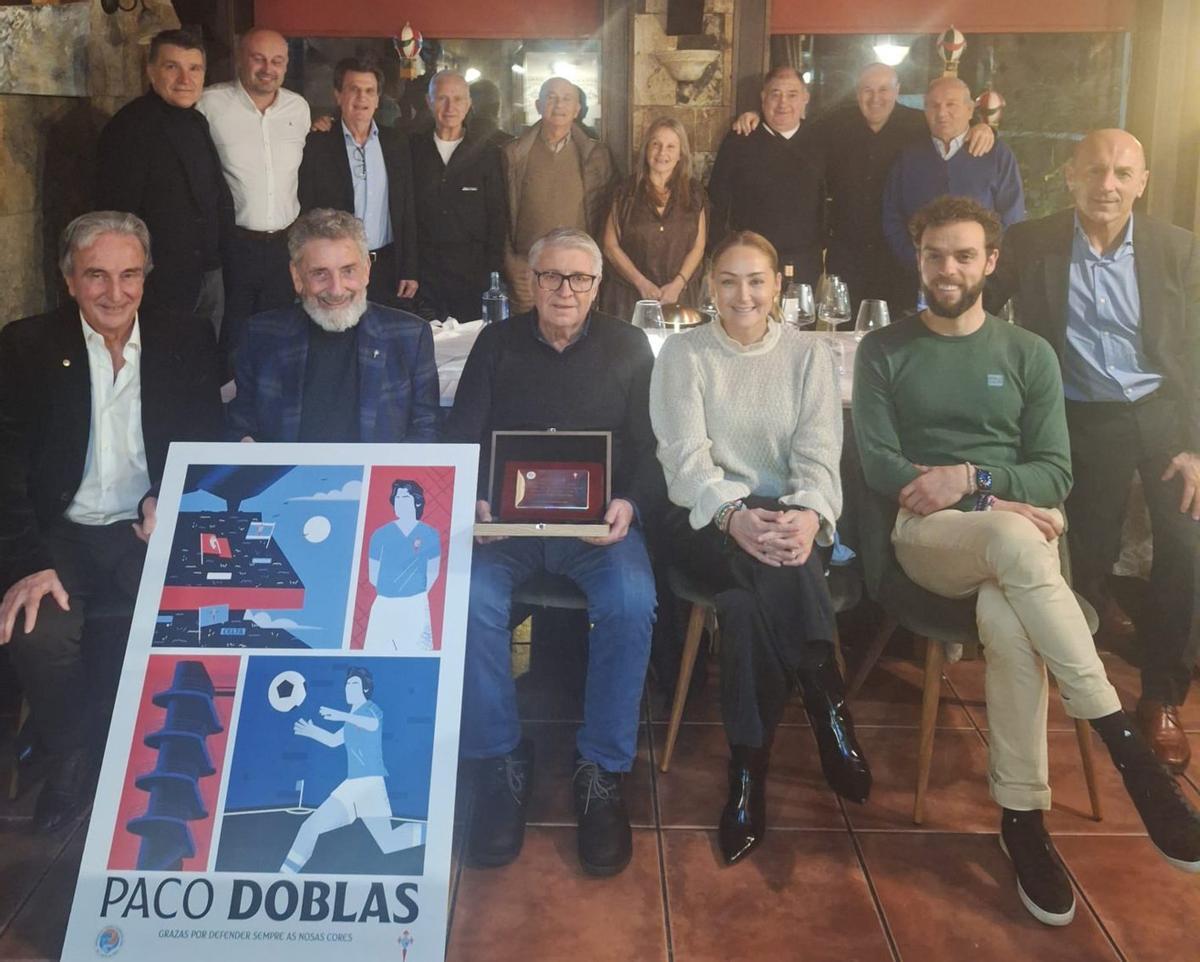 Doblas, custodiado por Marián y Carlos Mouriño, en el homenaje, junto a consejeros y compañeros. | FDV