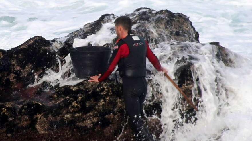 Percebeiros y mejilloneros compiten por las mismas rocas. // Muñiz