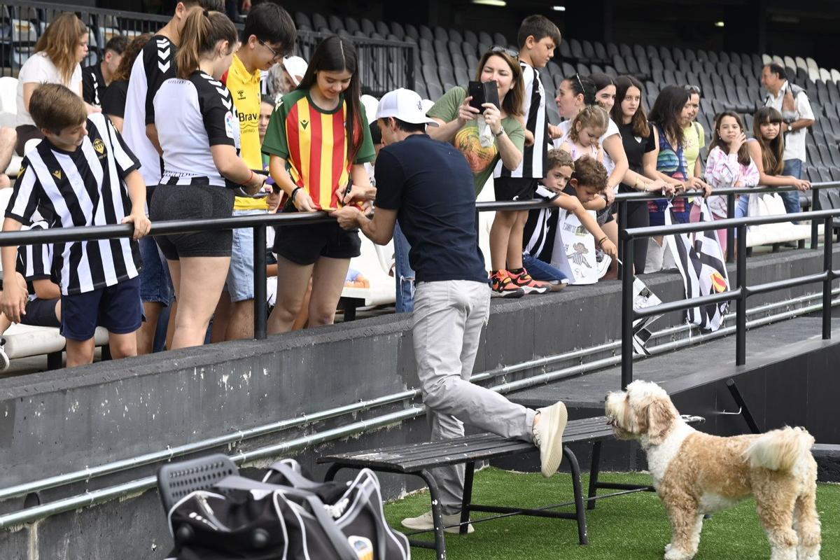 Haralabos Voulgaris, máximo accionista del club, firma autógrados a aficionados durante un entrenamiento en Castalia.