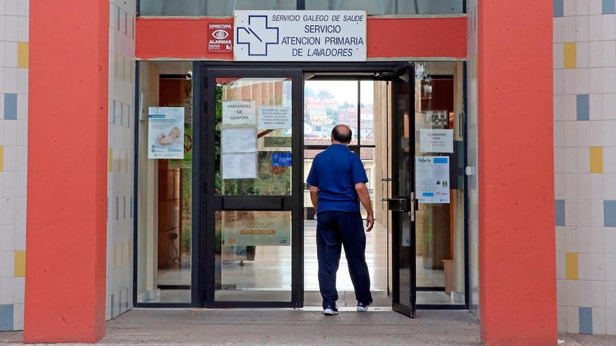 Entrada de un centro de salud en Vigo // Marta G. Brea